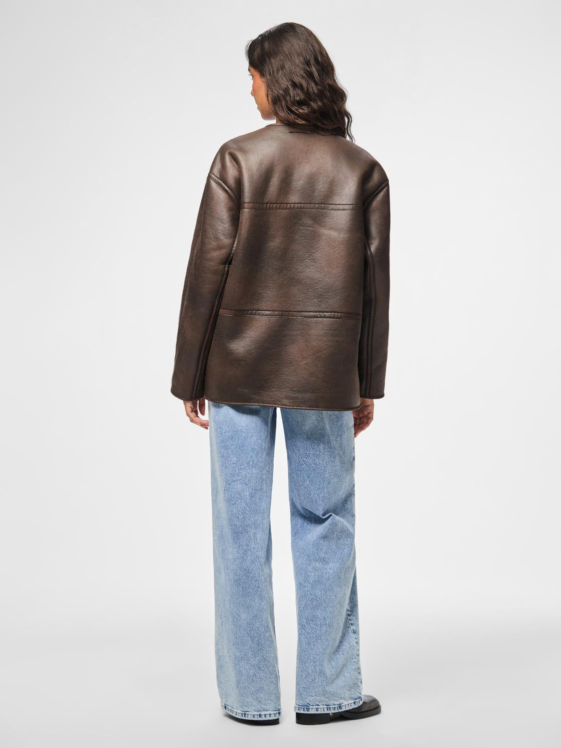 model_shot-back