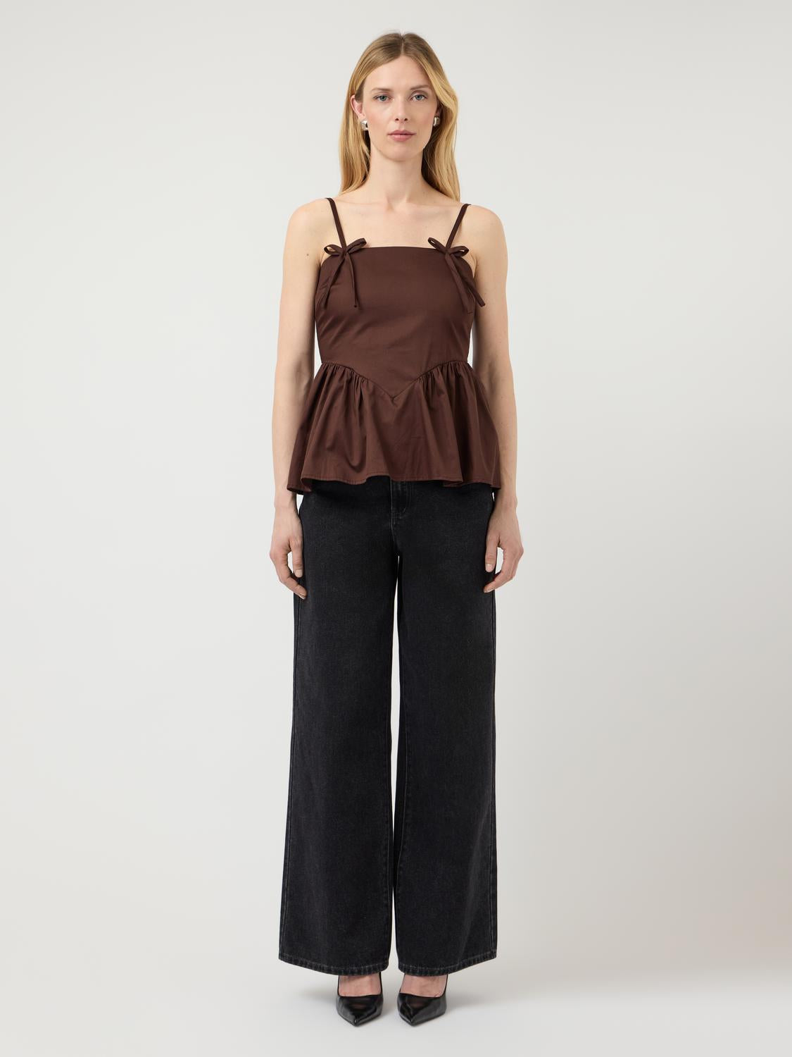 model_shot-front_full