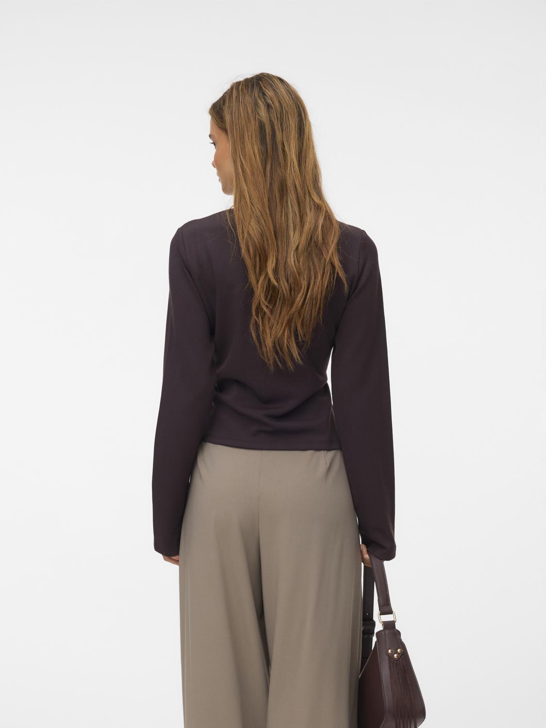 model_shot-back