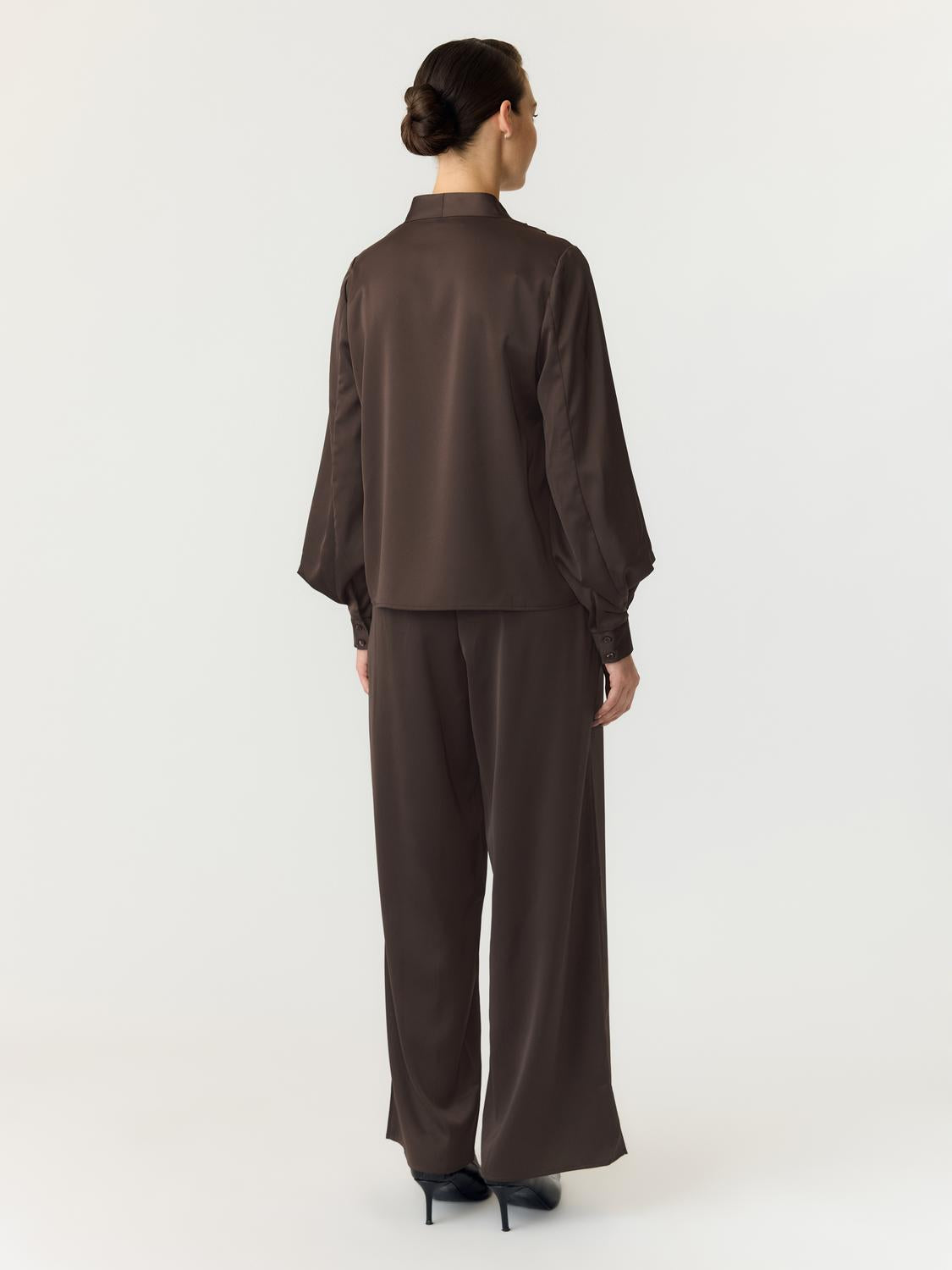model_shot-back