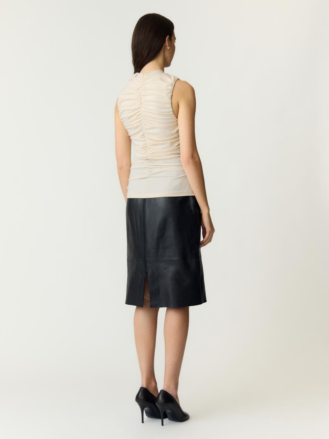model_shot-back