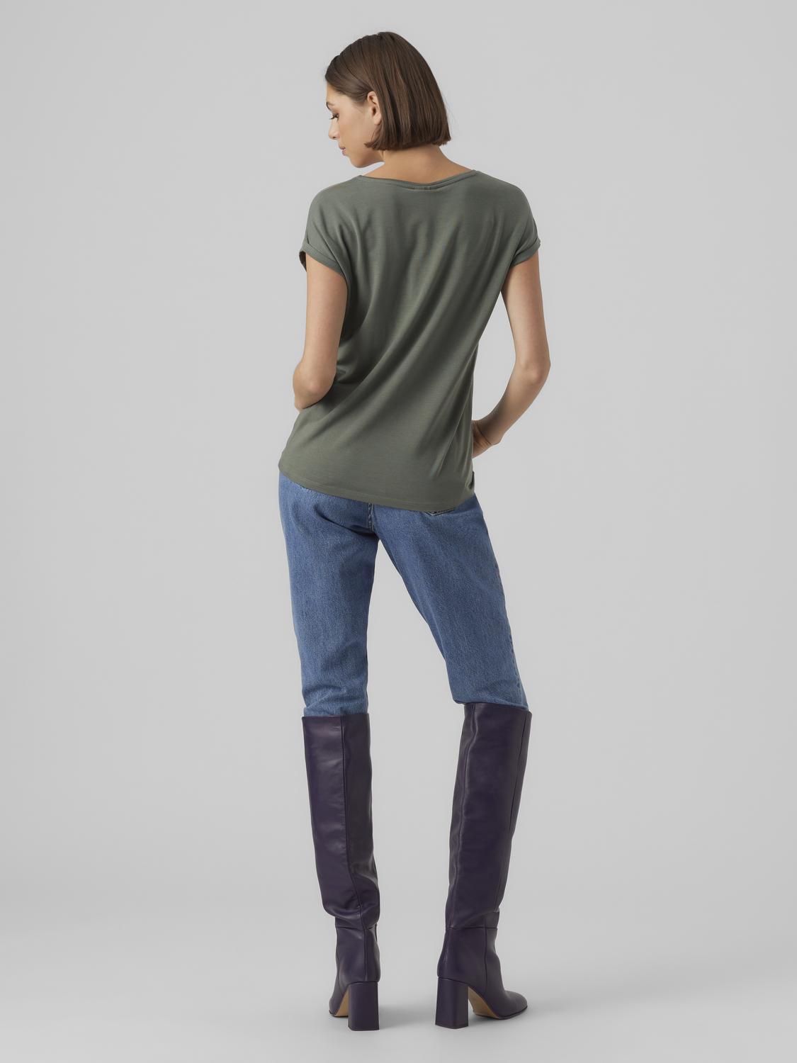 model_shot-back
