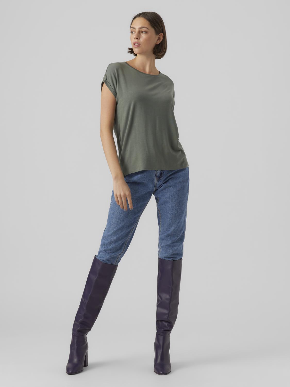 model_shot-front_full