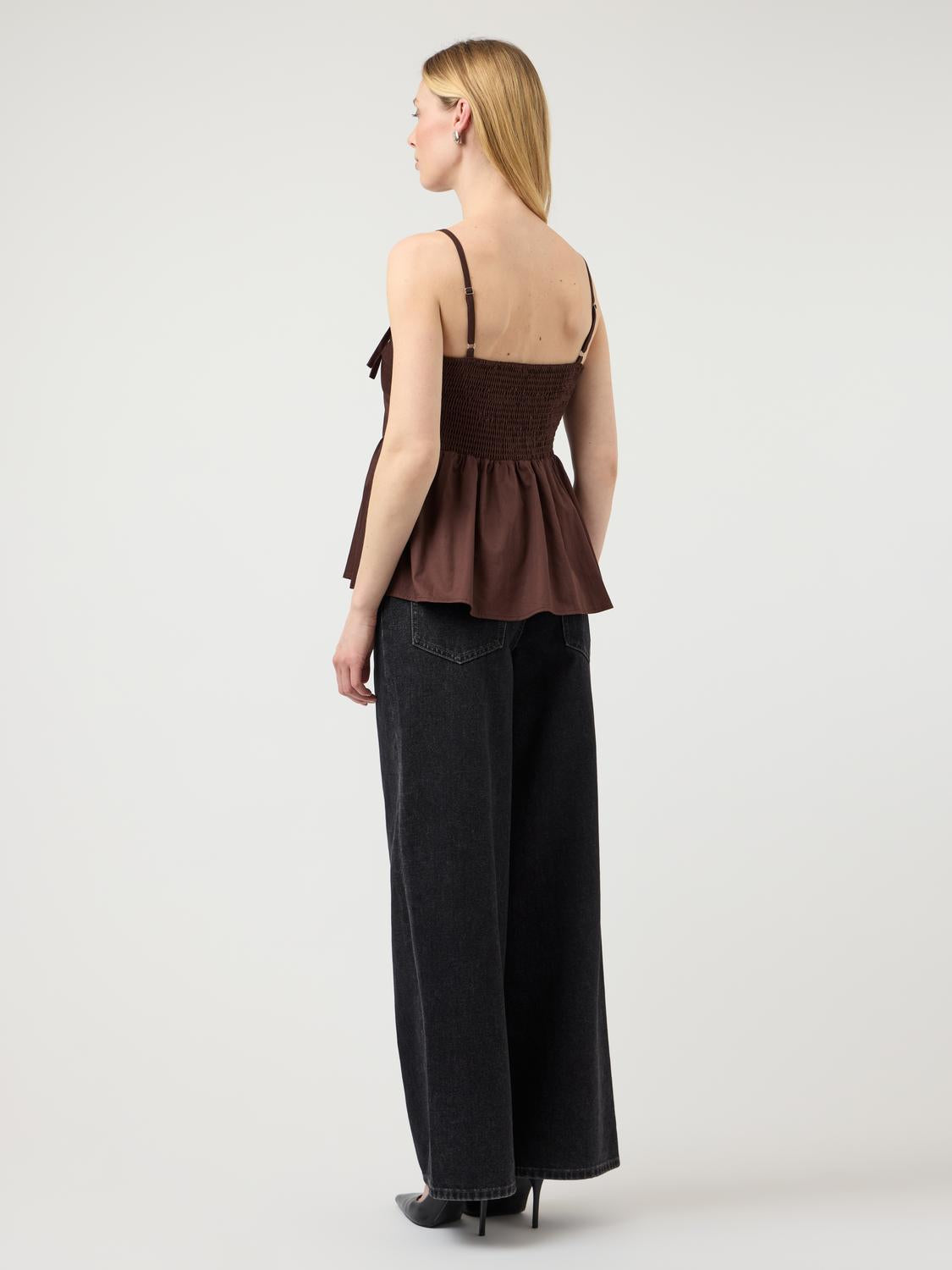 model_shot-back